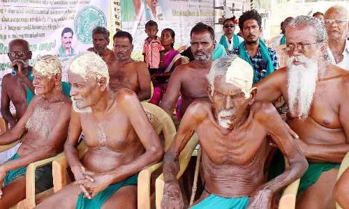 மொட்டையடித்து விவசாயிகள் போராட்டம்