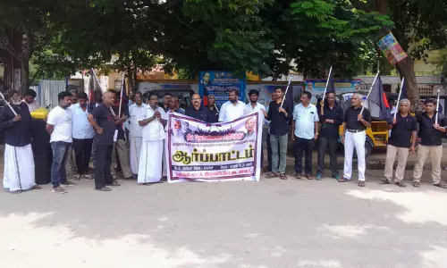 திராவிடர் கழகத்தினர் ஆர்ப்பாட்டம் திராவிடர் கழகத்தினர் ஆர்ப்பாட்டம்