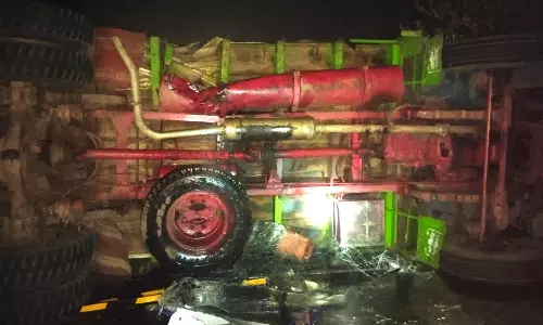 பஸ் மோதி வைக்கோல் லாரி கவிழ்ந்தது