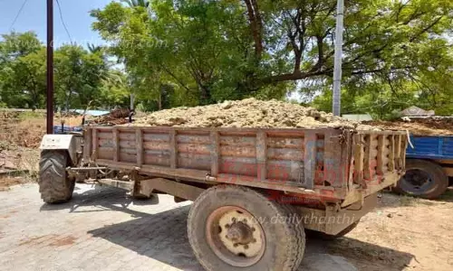 மண் கடத்திய டிராக்டரை மடக்கி பிடித்த கலெக்டர்