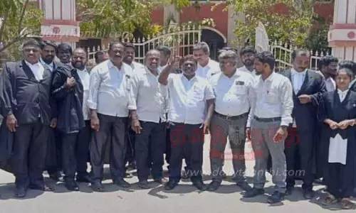 சேரன்மாதேவியில் வக்கீல்கள் ஆர்ப்பாட்டம்