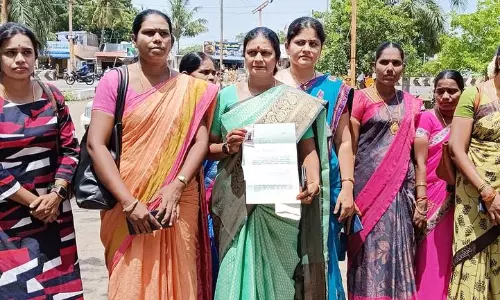 தி.மு.க. மகளிர் அணியினர் போலீஸ் கமிஷனரிடம் புகார்