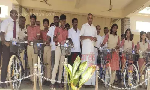 பள்ளி மாணவர்களுக்கு இலவச சைக்கிள்; சபாநாயகர் அப்பாவு வழங்கினார்