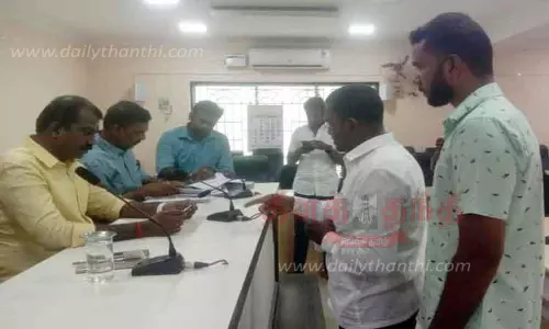 பேட்டை பகுதியில் சாலையில் சுற்றித்திரியும் நாய்களை பிடிக்க வேண்டும்; எஸ்.டி.பி.ஐ. கட்சியினர் மனு