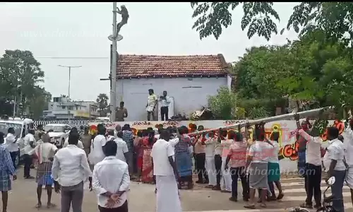 மேச்சேரி அருகேதே.மு.தி.க. கொடிக்கம்பம் அமைக்க எதிர்ப்புமின்சார கம்பத்தில் ஏறி போராட்டம் நடத்தியவரால் பரபரப்பு