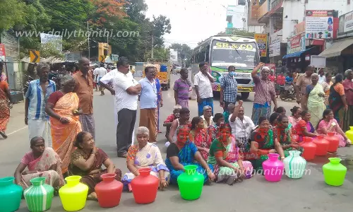 அந்தியூரில் குடிநீர் வழங்கக்கோரி பொதுமக்கள் சாலை மறியல்