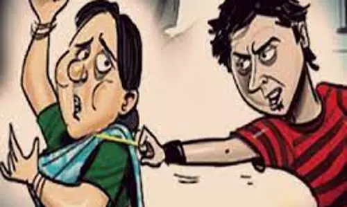 காலிங்கராயன்பாளையத்தில் வீட்டில் தனியாக இருந்த மூதாட்டியை தாக்கி 5 பவுன் நகை பறிப்பு