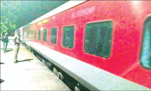 ஏ.சி. இயங்காததால் தாம்பரம் ரெயிலில் பயணிகளுக்கு வாந்தி, மயக்கம்