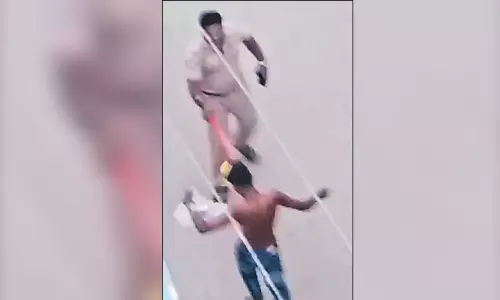 கஞ்சா போதையில் கத்தியுடன் போலீஸ்காரரை விரட்டிய கும்பல் - வீடியோ  வைரல்