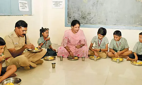 காஞ்சீபுரத்தில் மாணவ-மாணவிகளுடன் காலை உணவு சாப்பிட்ட கலெக்டர்