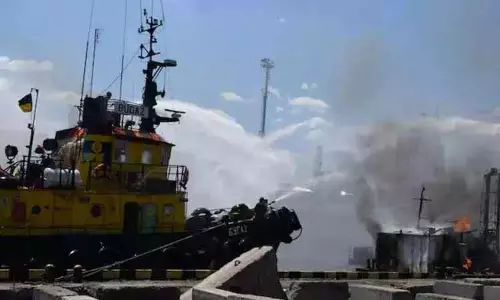 உக்ரைனின் ஒடேசா நகரில் உள்ள தானிய கிடங்குகள் மீது ரஷியா டிரோன் தாக்குதல் உக்ரைனின் ஒடேசா நகரில் உள்ள தானிய கிடங்குகள் மீது ரஷியா டிரோன் தாக்குதல்