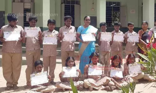 அரசு பள்ளி மாணவர்களுக்கு பாராட்டு சான்றிதழ்