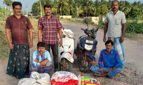 ரேஷன் அரிசி கடத்த முயன்ற 2 பேர் கைது