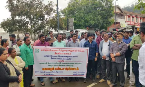 விரோத போக்கை கடைபிடிப்பதாக ஆர்.டி.ஓ.க்கு எதிராக ஊழியர்கள் ஆர்ப்பாட்டம்