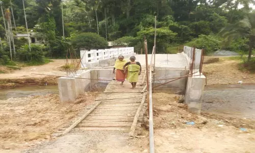 மாங்கம்வயலில் ரூ.1 கோடியில் நடைபெற்று வந்த பாலம் கட்டும் பணி பாதியில் நிறுத்தம்-மீண்டும் தொடங்க பொதுமக்கள் கோரிக்கை