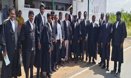 ஓட்டப்பிடாரத்தில் வக்கீல்கள் ஆர்ப்பாட்டம் ஓட்டப்பிடாரத்தில் வக்கீல்கள் ஆர்ப்பாட்டம்