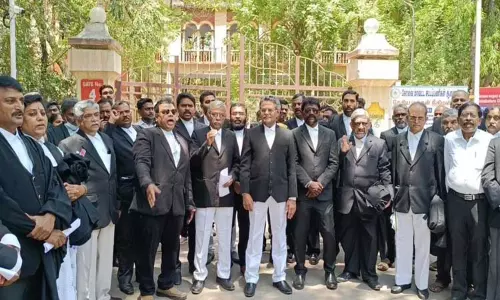 கோவையில் வக்கீல்கள் ஆர்ப்பாட்டம்