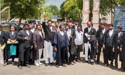 தேனி கோர்ட்டு முன்பு வக்கீல்கள் ஆர்ப்பாட்டம்