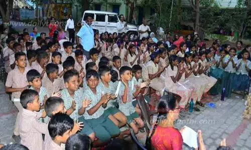 பெரிய திரையில் பார்த்து ரசித்த மாணவ, மாணவிகள் பெரிய திரையில் பார்த்து ரசித்த மாணவ, மாணவிகள்