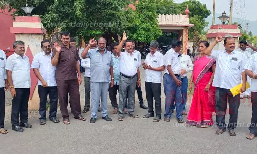 ராசிபுரத்தில் வக்கீல்கள் ஆர்ப்பாட்டம் ராசிபுரத்தில் வக்கீல்கள் ஆர்ப்பாட்டம்