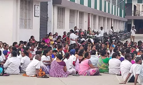 பெண் தொழிலாளர்கள் உள்ளிருப்பு போராட்டம்