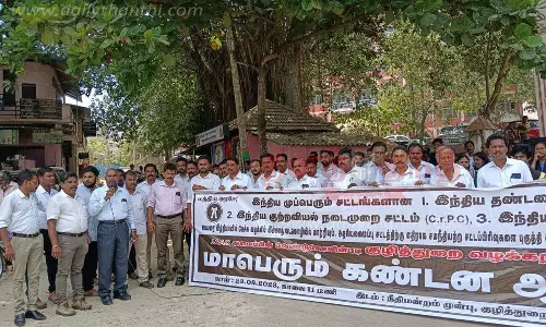 குழித்துறையில் வக்கீல்கள் ஆர்ப்பாட்டம்