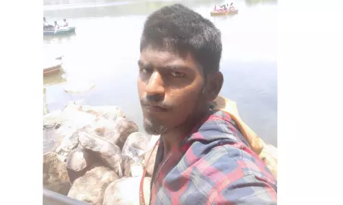 டிராக்டர் மீது மோட்டார் சைக்கிள் மோதி வாலிபர் பலி