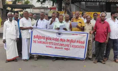ஓய்வு பெற்ற அரசு ஊழியர் சங்கத்தினர் ஆர்ப்பாட்டம்
