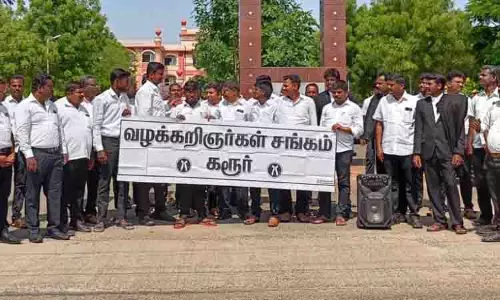 வக்கீல்கள் 3-வது நாளாக ஆர்ப்பாட்டம் வக்கீல்கள் 3-வது நாளாக ஆர்ப்பாட்டம்