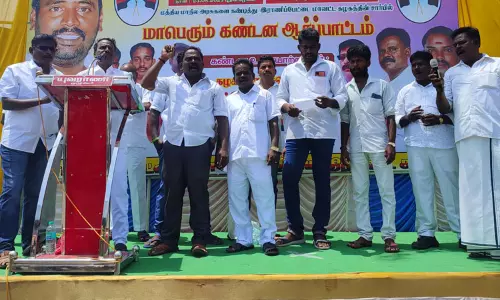 தேசிய திராவிட கழகத்தினர் ஆர்ப்பாட்டம் தேசிய திராவிட கழகத்தினர் ஆர்ப்பாட்டம்