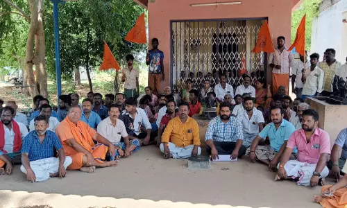 கிராம மக்கள் தர்ணா கிராம மக்கள் தர்ணா