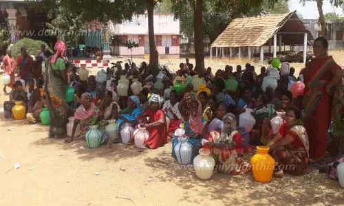 குடிநீர் கேட்டு கோவிலில் காலிக்குடங்களுடன் குடியேறி கிராம மக்கள் போராட்டம்