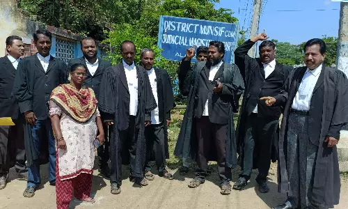 வக்கீல் சங்கத்தினர் ஆர்ப்பாட்டம்