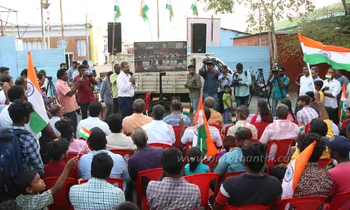 சேலத்தில் பொதுமக்கள் பட்டாசு வெடித்து கொண்டாட்டம்