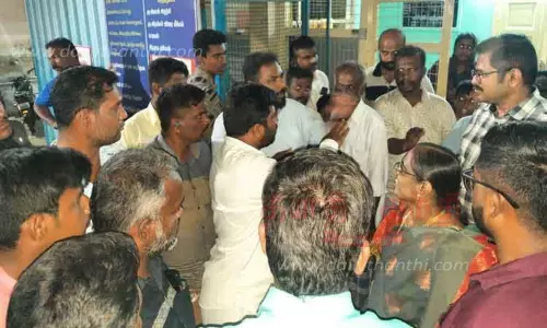 2 சிறுவர்களை கடித்து குதறிய வெறிநாய்; ஆஸ்பத்திரியை பொதுமக்கள் முற்றுகை