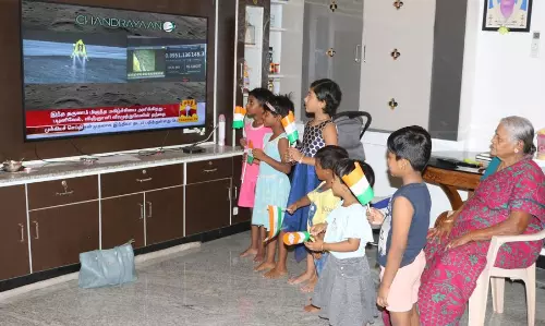 அண்ணா கோளரங்கத்தில் பொதுமக்கள் கைத்தட்டி ஆரவாரம்