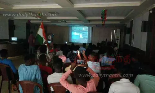 சந்திரயான் விண்கலம் நிலவில் வெற்றிகரமாக இறங்கிய நிகழ்வு; தென்காசி கல்லூரி மாணவர்கள் பார்த்து உற்சாகம்