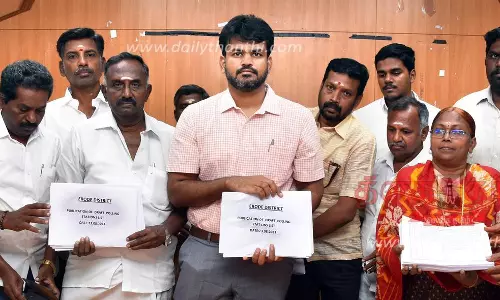 ஈரோடு மாவட்டத்தில் 8 தொகுதிகளில் 2,222 வாக்குச்சாவடிகள்- வரைவு வாக்குப்பதிவு மைய பட்டியலை கலெக்டர் வெளியிட்டார்