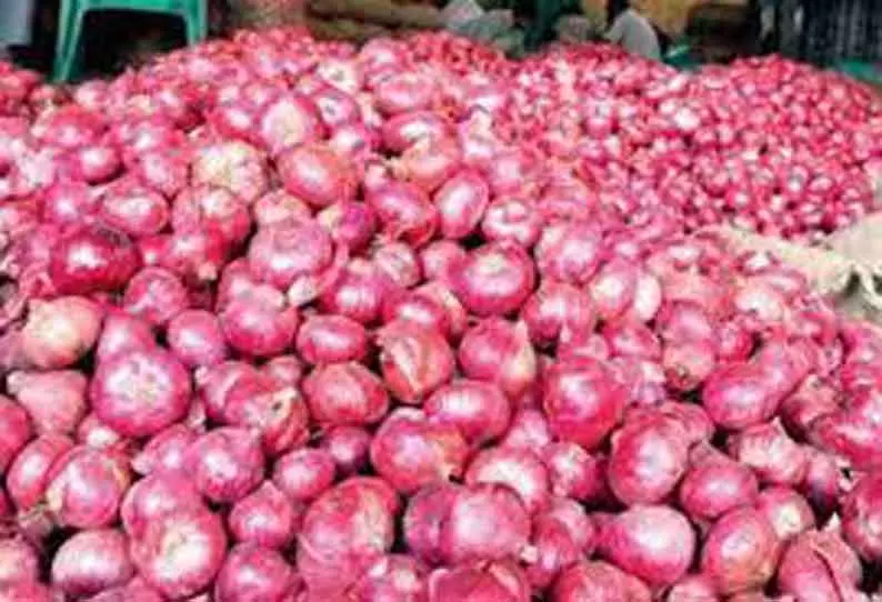 குறைந்த விலைக்கு கேட்கப்பட்டதால் நாசிக் சந்தைகளில் வெங்காய ஏலம் மீண்டும் நிறுத்தம் குறைந்த விலைக்கு கேட்கப்பட்டதால் நாசிக் சந்தைகளில் வெங்காய ஏலம் மீண்டும் நிறுத்தம்