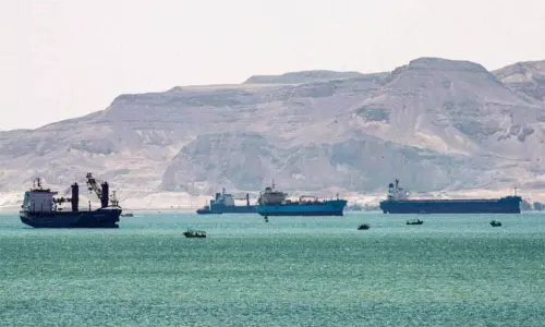 சூயஸ் கால்வாயில் கப்பல்கள் மோதி விபத்து சூயஸ் கால்வாயில் கப்பல்கள் மோதி விபத்து