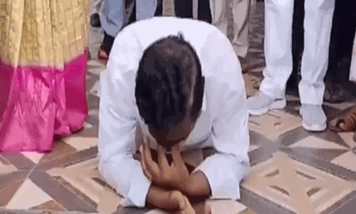 தேர்தலில் சீட் மறுப்பு: உணர்ச்சிவசப்பட்டு அழுது புரண்ட தெலுங்கானா எம்.எல்.ஏ. தேர்தலில் சீட் மறுப்பு: உணர்ச்சிவசப்பட்டு அழுது புரண்ட தெலுங்கானா எம்.எல்.ஏ.