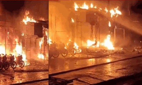 பிரபல பைக் ஷோரூமில் திடீர் தீ விபத்து: பல கோடி மதிப்பிலான வாகனங்கள் எரிந்து சேதம் பிரபல பைக் ஷோரூமில் திடீர் தீ விபத்து: பல கோடி மதிப்பிலான வாகனங்கள் எரிந்து சேதம்