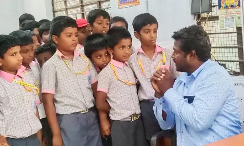 மாணவ-மாணவிகளுக்கு நூலக சுற்றுலா