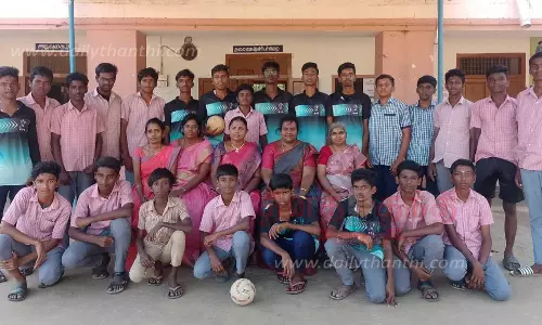 அரசு பள்ளி மாணவர்களுக்கு பாராட்டு