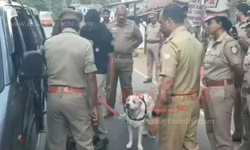 வாகனங்களில் போலீசார் தீவிர சோதனை