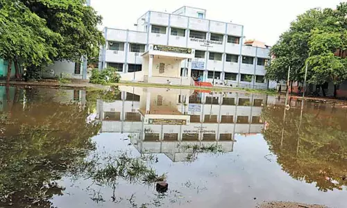 திருத்தணி அரசு மகளிர் பள்ளி வளாகத்தில் குளம் போல் தேங்கிய மழைநீர்