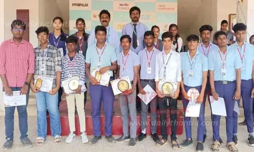 மாணவர்களுக்கு பரிசளிப்பு