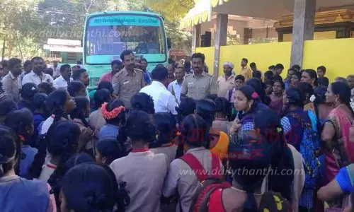 அரசு பஸ்சை பள்ளி மாணவர்கள்-பொதுமக்கள் சிறைபிடித்து போராட்டம்