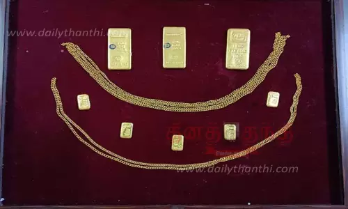 உள்ளாடைகளில் மறைத்து ரூ.2½ கோடி தங்கம் கடத்தி வந்த 2 பேர் கைது