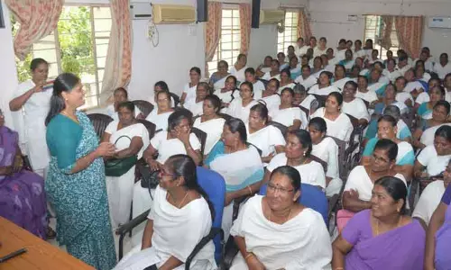 செவிலியர்கள் 2-வது நாளாக காத்திருப்பு போராட்டம் செவிலியர்கள் 2-வது நாளாக காத்திருப்பு போராட்டம்